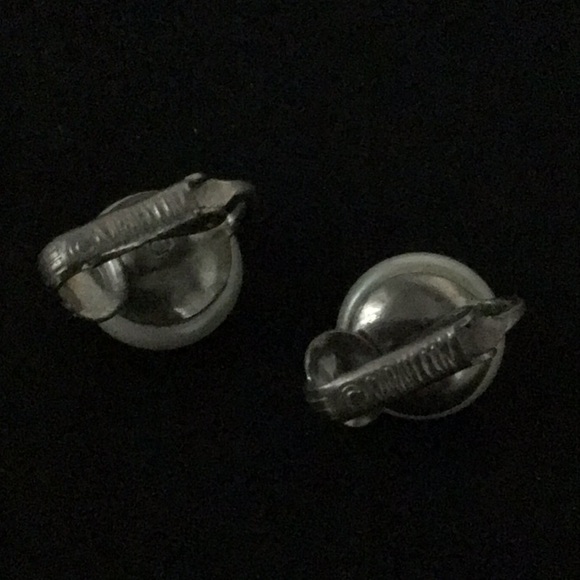 Sarah Coventry Vintage Button Ivory Pearl Clip On Earrings - Picture 3 of 3